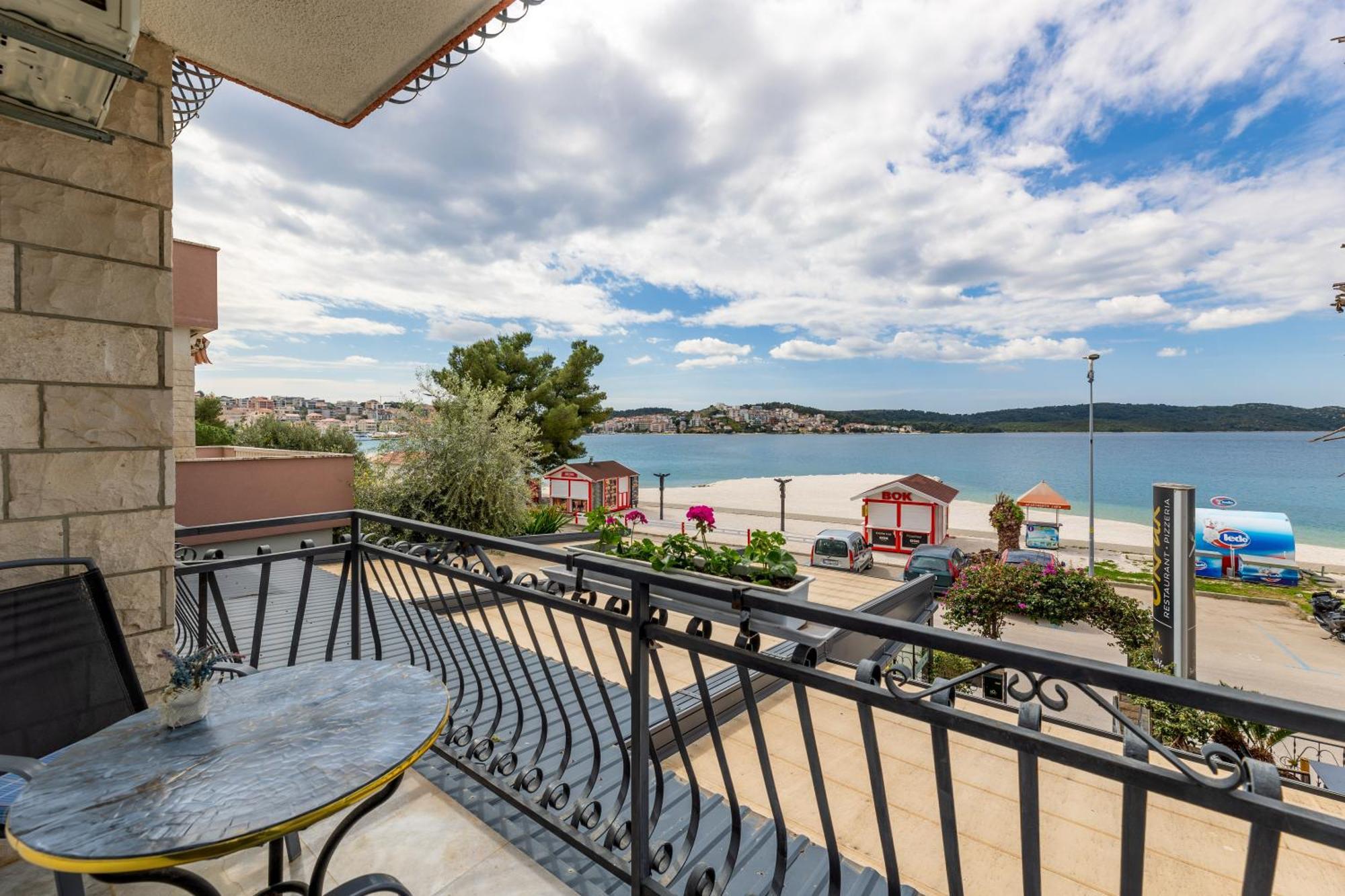 Villa Okruk-10 Meters Away From The Beach Okrug Gornji Extérieur photo